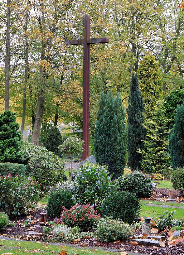 Das "Kreuz des Ostens" auf dem Dlkener Friedhof wurde vor 60 Jahren eingeweiht. Am Totensonntag ist dort eine Gedenkstunde. - Foto: BUSCH