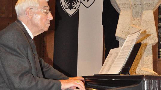 Für die musikalische Gestaltung der Gedenkstunde sorgten unter anderem Opernsänger Gerhard Bannass, Organist Peter Brück und der Heimatchor Euskirchen.