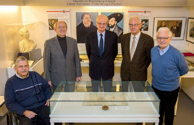 Lorenz Grimoni (Mitte) nimmt mit seinen Mitstreitern Viktor Napierski, Reinhard Trautwein, Wolfgang Richter-Reichhelm und Horst Warthun (v.l.) Abschied vom Museum Stadt Königsberg.