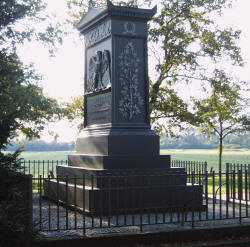 Das Schill-Denkmal in Wesel in den Lippe-Wiesen